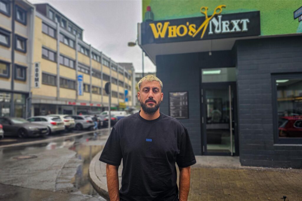 Betreiber Yasser steht vor seinem Friseursalon Betreiber Yasser steht vor seinem Friseursalon