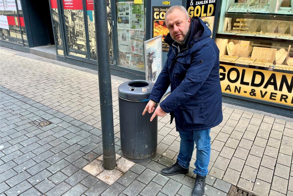 Isa Dalmann zeigt auf eine dreckige Stelle auf der Brückstraße in Dortmund. Isa Dalmann zeigt auf eine dreckige Stelle auf der Brückstraße in Dortmund.