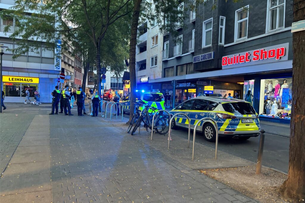 Polizisten und Streifenwagen bei einem Einsatz im Brückviertel in Dortmund. Polizisten und Streifenwagen bei einem Einsatz im Brückviertel in Dortmund.