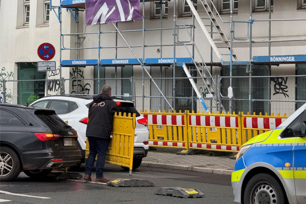 Auf dem Heiligen Weg ist eine Baustellen-Barke umgeweht worden und gegen ein Auto geknallt. Die Folge war ein Polizeieinsatz. Auf dem Heiligen Weg ist eine Baustellen-Barke umgeweht worden und gegen ein Auto geknallt. Die Folge war ein Polizeieinsatz.