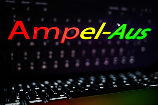 Das Wort „Ampel-Aus“ steht in bunten Buchstaben auf dem Display eines Laptops.