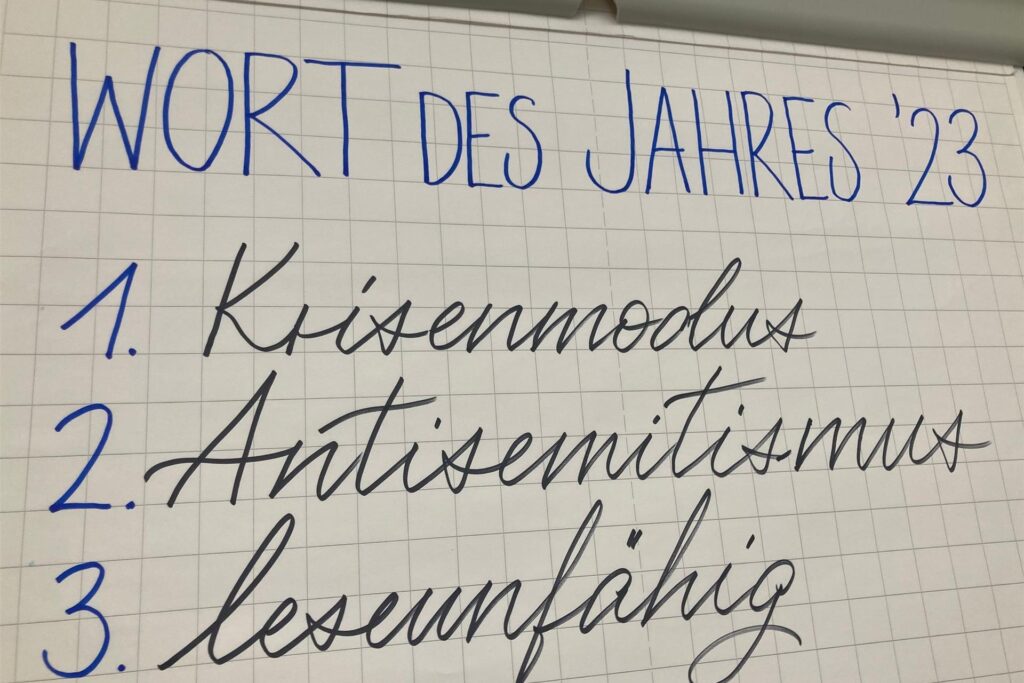 Das Wort des Jahres 2023, «Krisenmodus», stand seinerzeit an erster Stelle vor den Wörtern «Antisemitismus» und «leseunfähig» auf einer Tafel in den Räumen der Gesellschaft für deutsche Sprache (GfdS) Das Wort des Jahres 2023, «Krisenmodus», stand seinerzeit an erster Stelle vor den Wörtern «Antisemitismus» und «leseunfähig» auf einer Tafel in den Räumen der Gesellschaft für deutsche Sprache (GfdS)