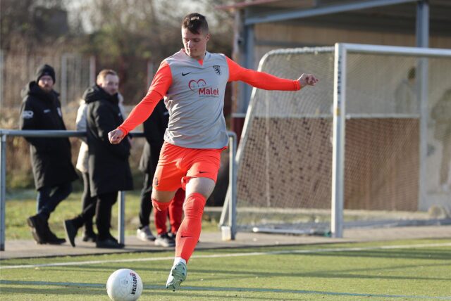 Dawid Surmiak schießt einen Ball.