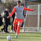Dawid Surmiak schießt einen Ball.