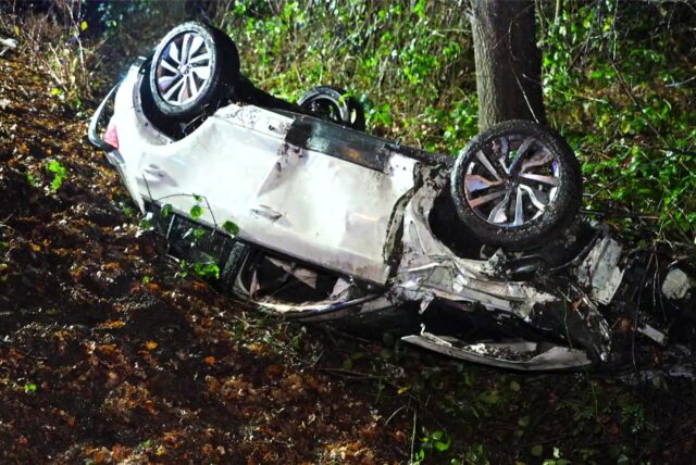 Ein demoliertes Auto liegt in der Böschung an Cranger Straße in Recklinghausen auf dem Dach.