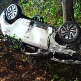 Ein demoliertes Auto liegt in der Böschung an Cranger Straße in Recklinghausen auf dem Dach.