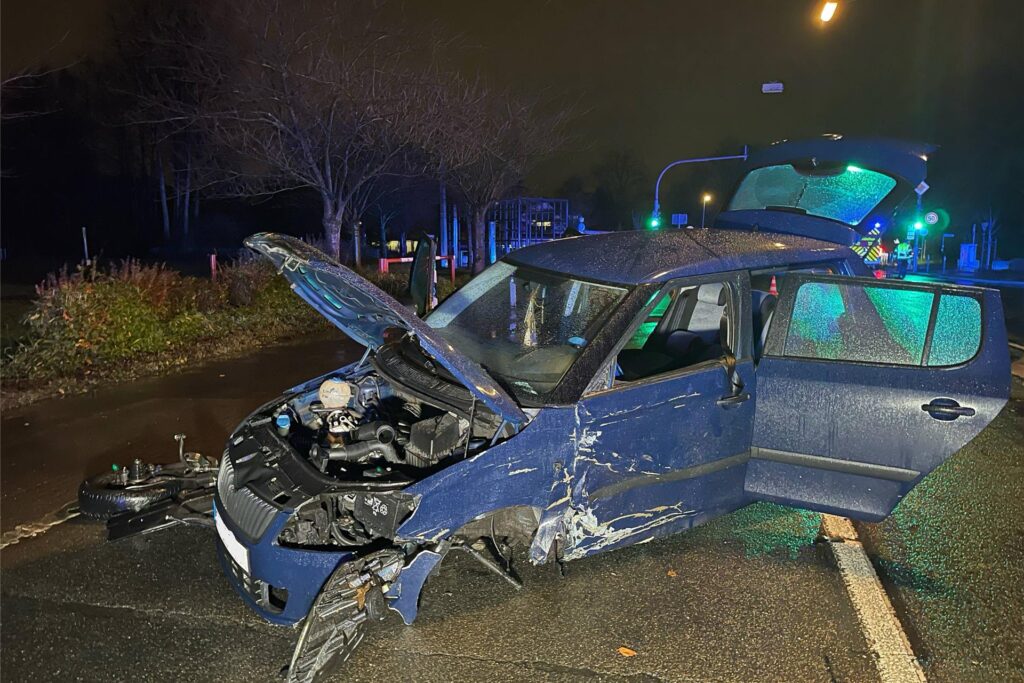 Ein stark demoliertes, blaues Auto nach dem Unfall auf der Cranger Straße in Recklinghausen.