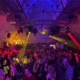 Viele Menschen stehen und tanzen bei einer Party im Kühlschiff in der Lindenbrauerei