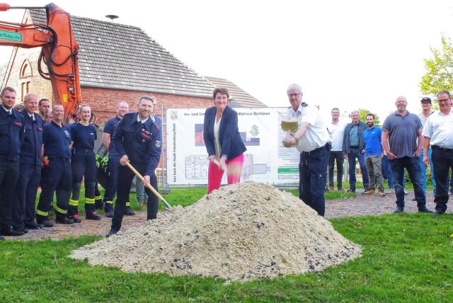Spatenstich An- und Umbau Feuerwehrgerätehaus Ostbüren. v.li.: LG-Führer FW-Ostbüren, Bürgermeisterin Sabina Müller und Feuerwehrchef Fröndenberg Jörg Sommer