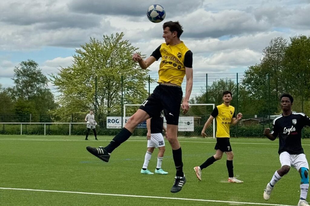 Rene Petti beim Kopfball. Rene Petti beim Kopfball.