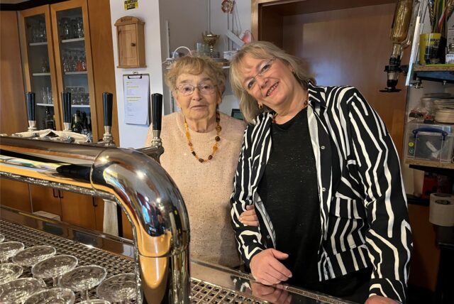 Renate und Gabi Steinmann (v.l.) sind die beiden Wirtinnen, die in den vergangenen 50 Jahren die Gaststätte „Zur alten Eiche“ in Scharnhorst gemanagt haben.