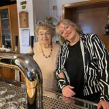 Renate und Gabi Steinmann (v.l.) sind die beiden Wirtinnen, die in den vergangenen 50 Jahren die Gaststätte „Zur alten Eiche“ in Scharnhorst gemanagt haben.