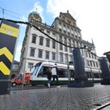 Sicherheitspoller stehen vor dem Rathaus am Eingang des Christkindlesmarktes.