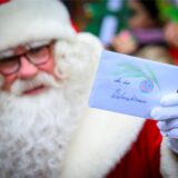 Der Weihnachtsmann steht vor dem Weihnachtspostamt und zeigt einen Brief mit einem Wunschzettel. Knapp sechs Wochen vor Heiligabend hat der Weihnachtsmann im brandenburgischen Himmelpfort wieder seine Wunschzettel-Filiale eröffnet.