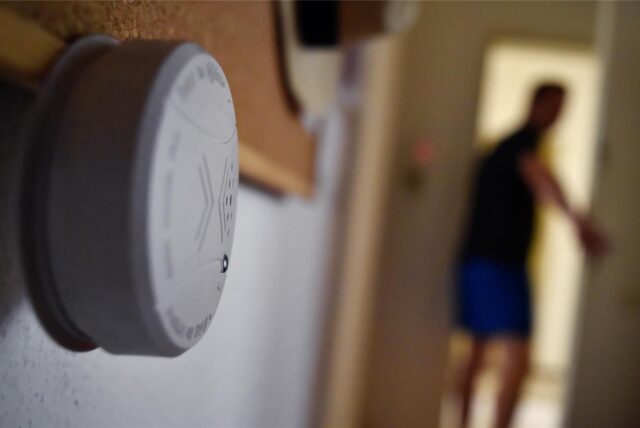 Ein CO-Melder hängt in einer Wohnung
