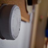 Ein CO-Melder hängt in einer Wohnung