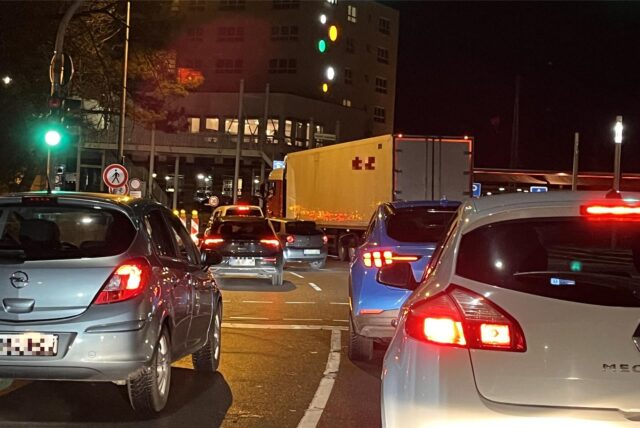 Ein Lkw rangiert in der Nacht zu Samstag (7.12.) auf dem Ostring. Der Fahrer hat vor oder in dem Ringtunnel gestoppt, um dann zurückzusetzen.