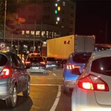 Ein Lkw rangiert in der Nacht zu Samstag (7.12.) auf dem Ostring. Der Fahrer hat vor oder in dem Ringtunnel gestoppt, um dann zurückzusetzen.