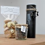 Selbst gemachte Plätzchen sind ein sehr persönliches Geschenk – wir zeigen drei Tipps, wie man sie schön verpacken kann.