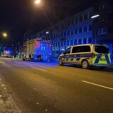 Polizei und Feuerwehr stehen nach einem Unfall auf dem Dortmunder Ostwall.