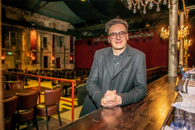 Marvin Boettcher lehnt am Tresen im Revuepalast Ruhr, der in der Heizzentrale der ehemaligen Zeche Ewald in Herten untergebracht ist.