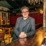 Marvin Boettcher lehnt am Tresen im Revuepalast Ruhr, der in der Heizzentrale der ehemaligen Zeche Ewald in Herten untergebracht ist.