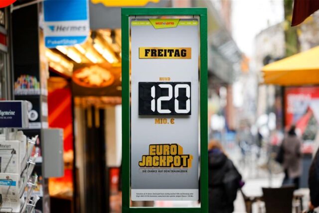 „120 Millionen Euro“ im Eurojackpot steht auf einer Tafel vor einer Lotto-Annahmestelle.