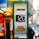 „120 Millionen Euro“ im Eurojackpot steht auf einer Tafel vor einer Lotto-Annahmestelle.