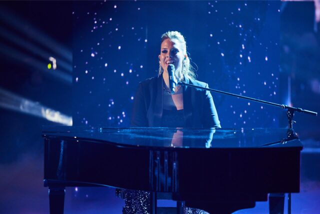 Die Kandidatin Jennifer Lynn singt und spielt am Flügel im Finale der Castingshow „The Voice of Germany“ auf der Bühne. Die Show wird live bei Sat.1 ausgestrahlt.