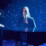 Die Kandidatin Jennifer Lynn singt und spielt am Flügel im Finale der Castingshow „The Voice of Germany“ auf der Bühne. Die Show wird live bei Sat.1 ausgestrahlt.