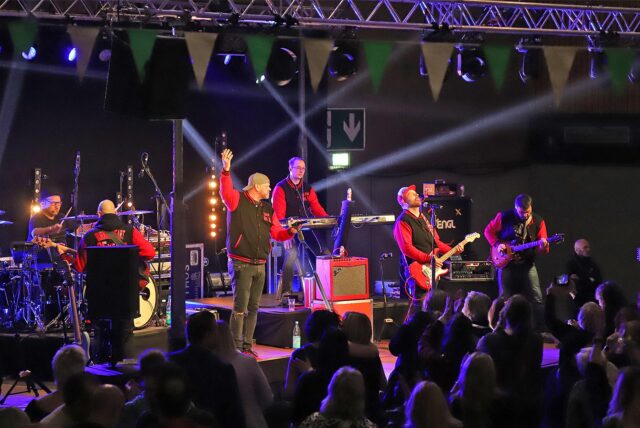 Auf dem Bild sieht man die Band Burning Heart auf einer Bühne in Bergkamen.