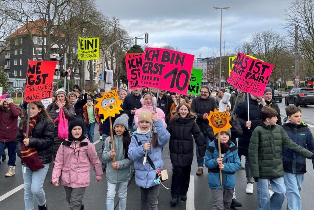 Rund 1.000 Schüler und ihre Eltern sind am Samstag (7.12.) auf die Straße gegangen, um gegen die Überlegungen der Stadtverwaltungen zu demonstrieren, den Drogenkonsumraum in die Nähe ihrer Schulen zu verlegen.