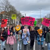 Rund 1.000 Schüler und ihre Eltern sind am Samstag (7.12.) auf die Straße gegangen, um gegen die Überlegungen der Stadtverwaltungen zu demonstrieren, den Drogenkonsumraum in die Nähe ihrer Schulen zu verlegen.