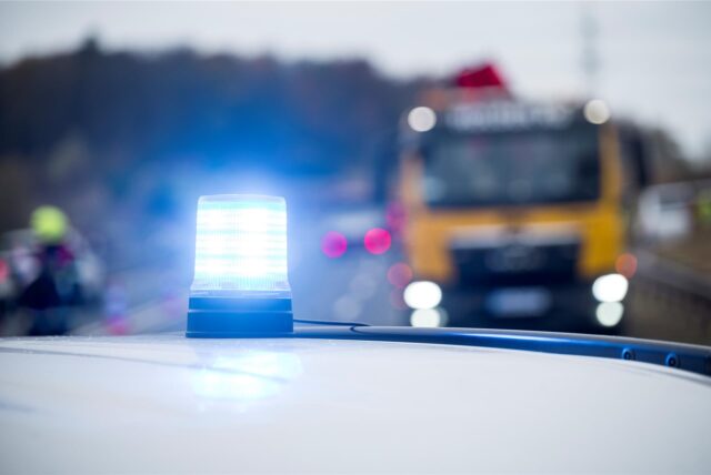 Durch den Aufprall wurden die Insassen des Wagens, ein 66-Jähriger und eine 59 Jahre alte Frau, schwer verletzt. (Symbolbild)