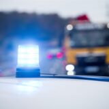 Durch den Aufprall wurden die Insassen des Wagens, ein 66-Jähriger und eine 59 Jahre alte Frau, schwer verletzt. (Symbolbild)