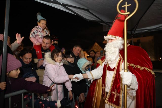 Nikolaus schüttelt Kind die Hand