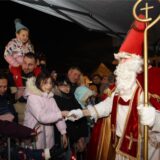 Nikolaus schüttelt Kind die Hand