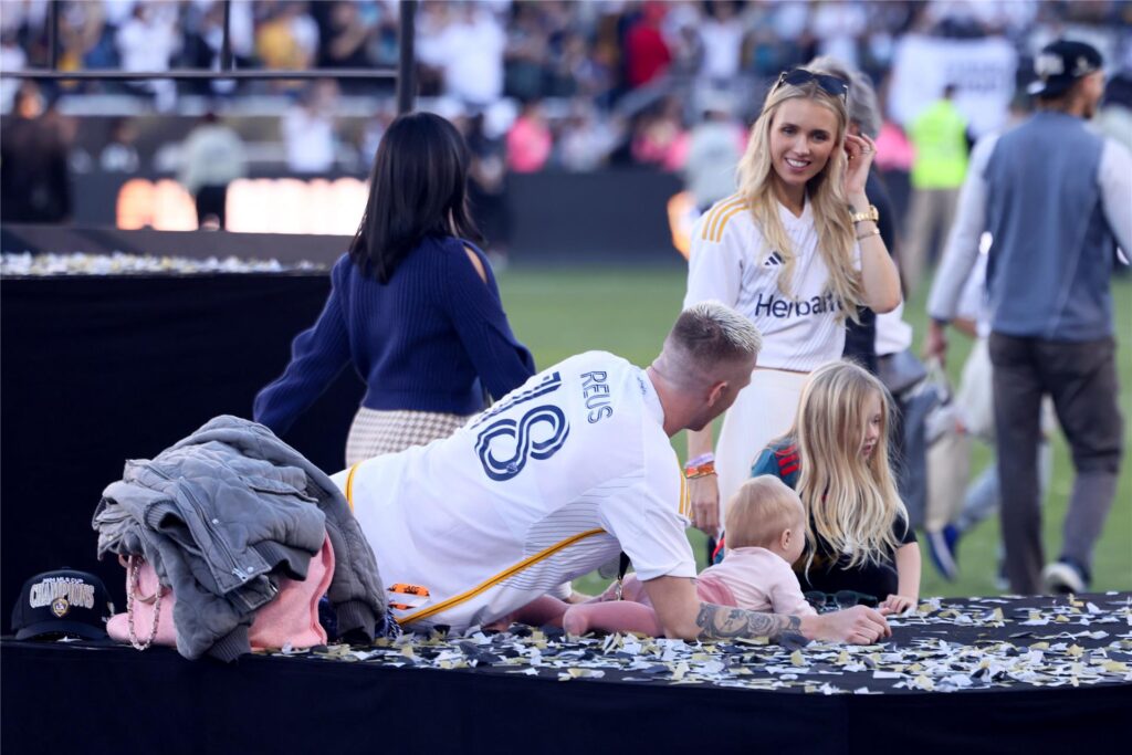 Marco Reus spielt mit seinen Kindern.