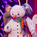 Die Figur „Der Schneemann“ steht in der Prosieben-Show „The Masked Singer“ auf der Bühne neben Moderator Matthias Opdenhövel.