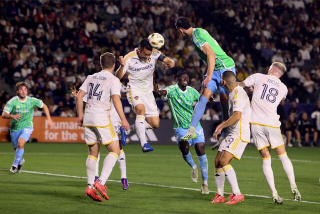 Fußball: Major League Soccer, Finale Western Conference, Los Angeles Galaxy – Seattle Sounders FC. Der Verteidiger der Seattle Sounders, Nathan (r, M), versucht einen Kopfball gegen den Verteidiger von Los Angeles Galaxy, Maya Yoshida (M, l), neben Marco Reus (r). +++ dpa-Bildfunk +++