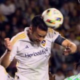 Fußball: Major League Soccer, Finale Western Conference, Los Angeles Galaxy – Seattle Sounders FC. Der Verteidiger der Seattle Sounders, Nathan (r, M), versucht einen Kopfball gegen den Verteidiger von Los Angeles Galaxy, Maya Yoshida (M, l), neben Marco Reus (r). +++ dpa-Bildfunk +++