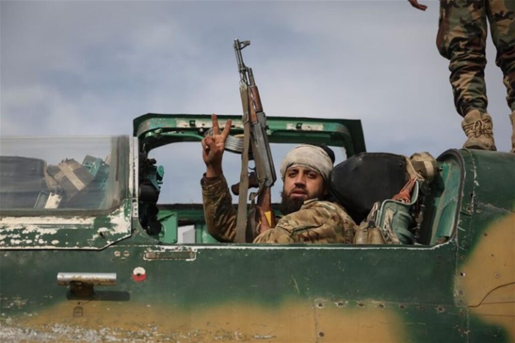 Ein syrischer Oppositionskämpfer sitzt im Cockpit eines Flugzeugs der syrischen Luftwaffe und zeigt das Siegeszeichen auf dem Militärflughafen. Ein syrischer Oppositionskämpfer sitzt im Cockpit eines Flugzeugs der syrischen Luftwaffe und zeigt das Siegeszeichen auf dem Militärflughafen.