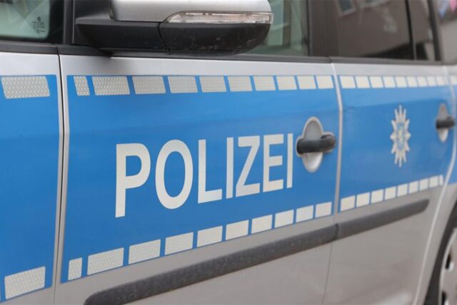 Eine Polizistin sucht nach einem Mann, der aus einem Rettungswagen geflohen ist. Dabei wird sie angegriffen und verletzt. (Symbolbild)