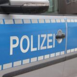 Eine Polizistin sucht nach einem Mann, der aus einem Rettungswagen geflohen ist. Dabei wird sie angegriffen und verletzt. (Symbolbild)