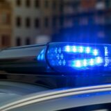 Das Blaulicht auf einem Fahrzeug der Polizei leuchtet in der Dunkelheit.