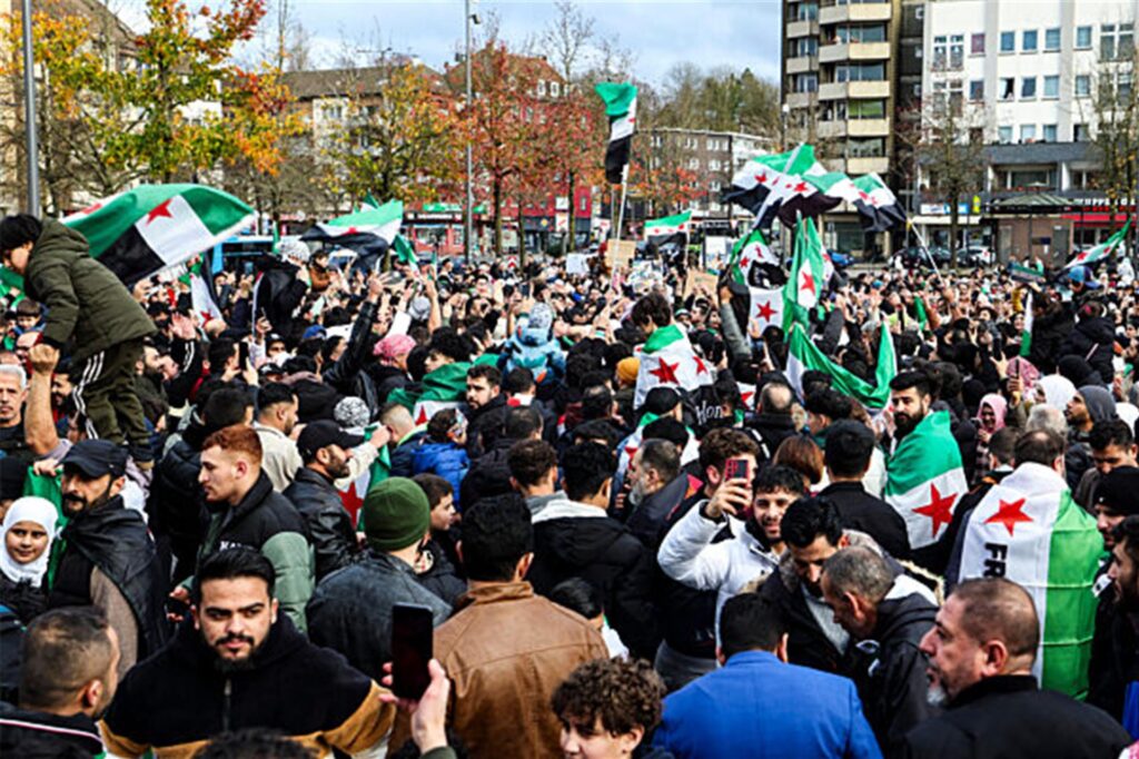 Nach Polizeiangaben feiern etwa 800 Menschen in Wuppertal den Umsturz des Assad-Regimes in Syrien. Nach Polizeiangaben feiern etwa 800 Menschen in Wuppertal den Umsturz des Assad-Regimes in Syrien.