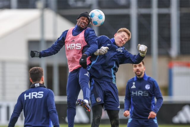 03.12.2024, Fussball, Saison 2024/2025, 2. Bundesliga, Training FC Schalke 04, v. l. Christopher Antwi-Adjei (FC Schalke 04), Ron-Thorben Hoffmann (FC Schalke 04)