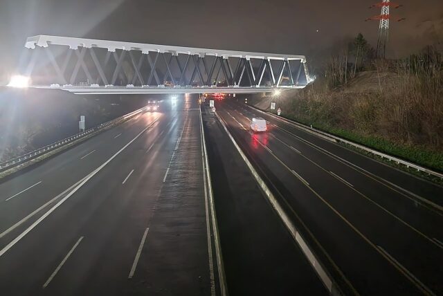 An der neuen Eisenbahnbrücke über die A1 bei Unna stehen zahlreiche Baufahrzeuge.