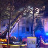 Die Feuerwehr mit einer Drehleiter Menschen aus dem Gebäude retten.