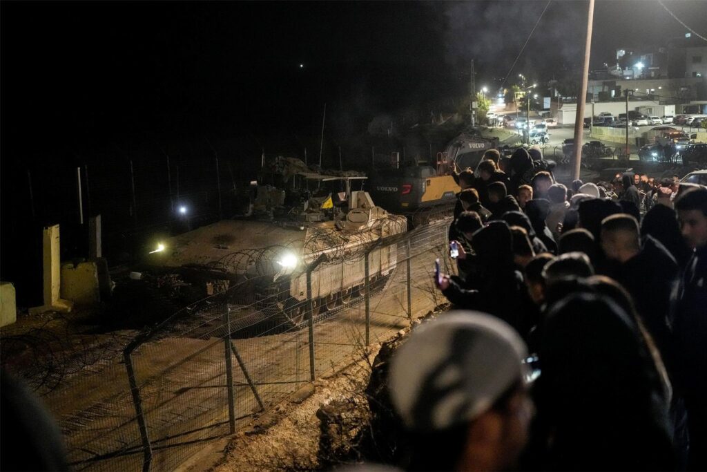Ein israelischer Panzer manövriert in der Nähe der sogenannten Alpha-Linie, die die von Israel annektierten Golanhöhen von Syrien trennt. Ein israelischer Panzer manövriert in der Nähe der sogenannten Alpha-Linie, die die von Israel annektierten Golanhöhen von Syrien trennt.